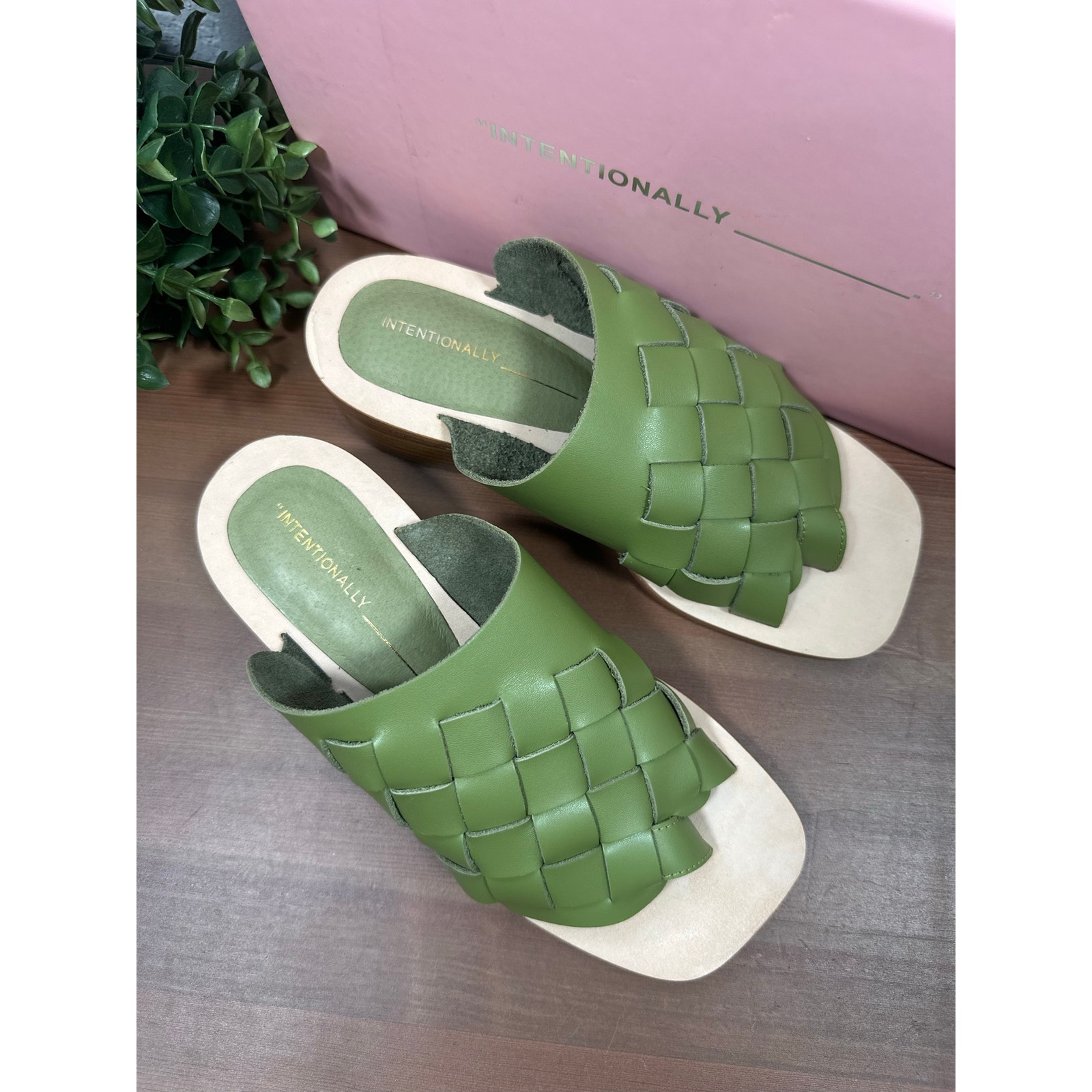 Intentionally Blank Women's Kelly Woven Leather Sandals Olive Size 6